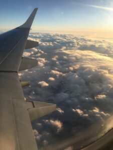 bewolkt landschap vanuit het vliegtuig